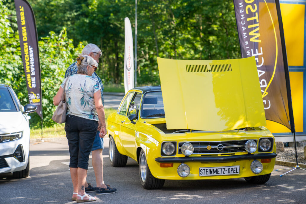 Paar und Oldtimer Auto vom Jubiläumsanlass Garage Witschi AG fotografiert vom Firmenfotograf