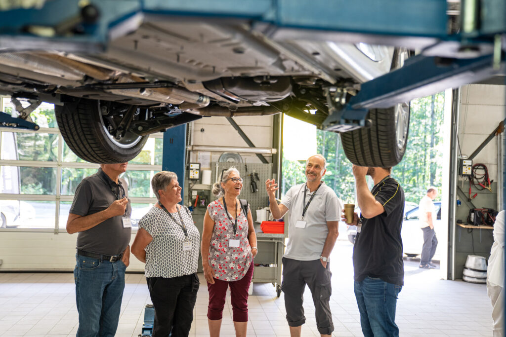 Kundengespräch vom Jubiläumsanlass Garage Witschi AG fotografiert vom Firmenfotograf