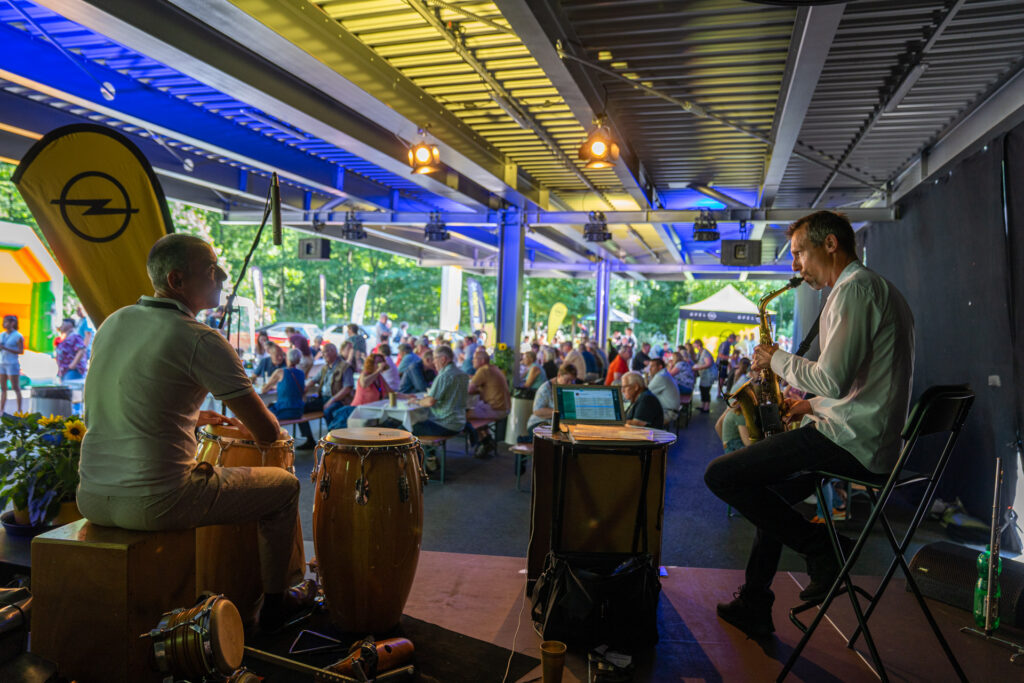 Band auf der Bühne vom Jubiläumsanlass Garage Witschi AG fotografiert vom Firmenfotograf