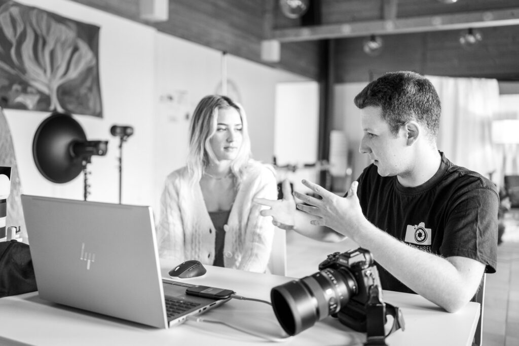 Kundengespräch beim Fotoshooting