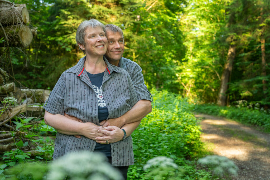 professionelles Paar-Fotoshooting im Wald